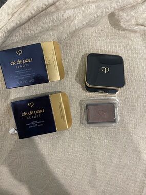 Clé de Peau Beauté Single Eye Shadow — Shimmery Taupe